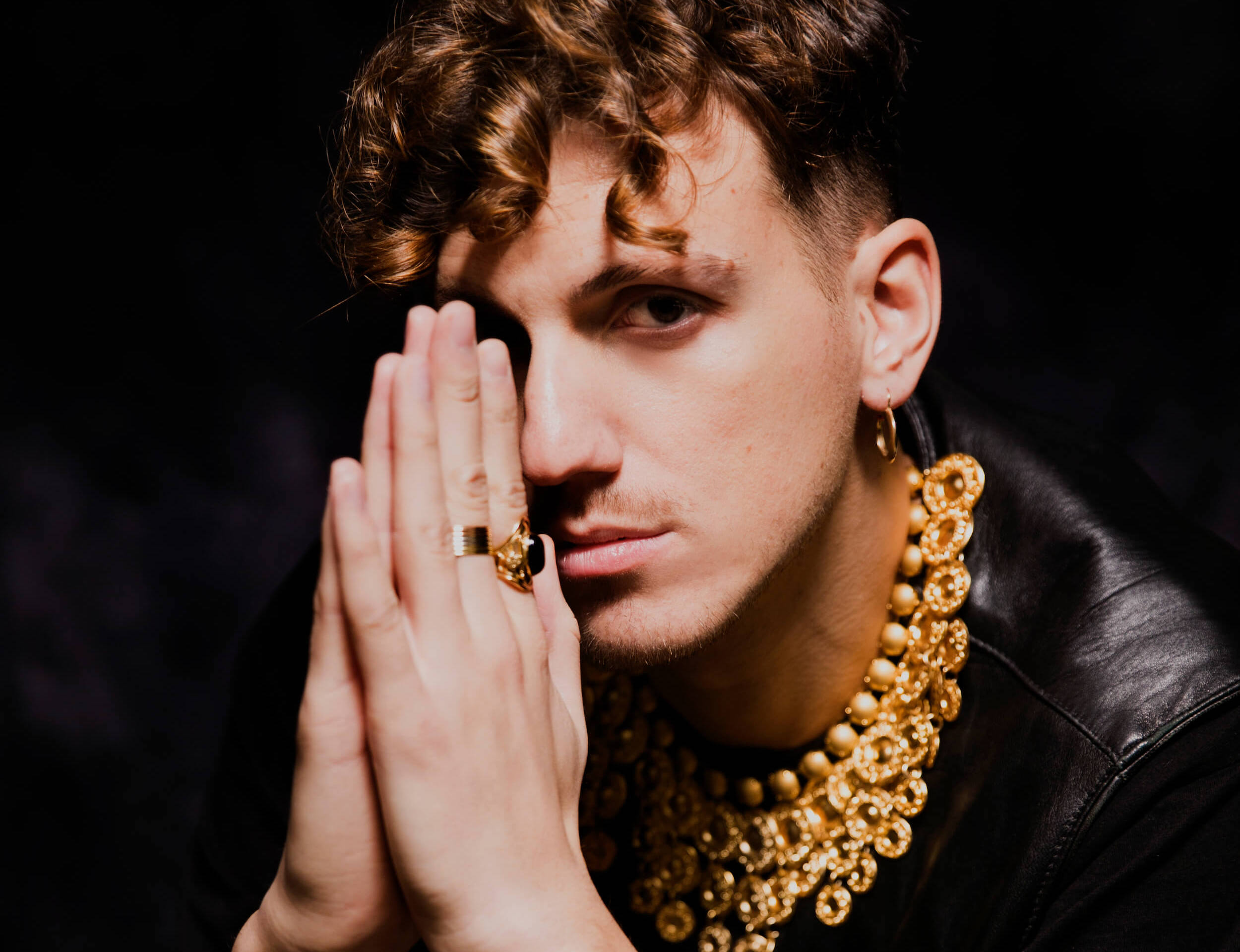 Davide Group Rapper Intervista a Davide DEV: il perfetto connubio tra house e rap | Outpump