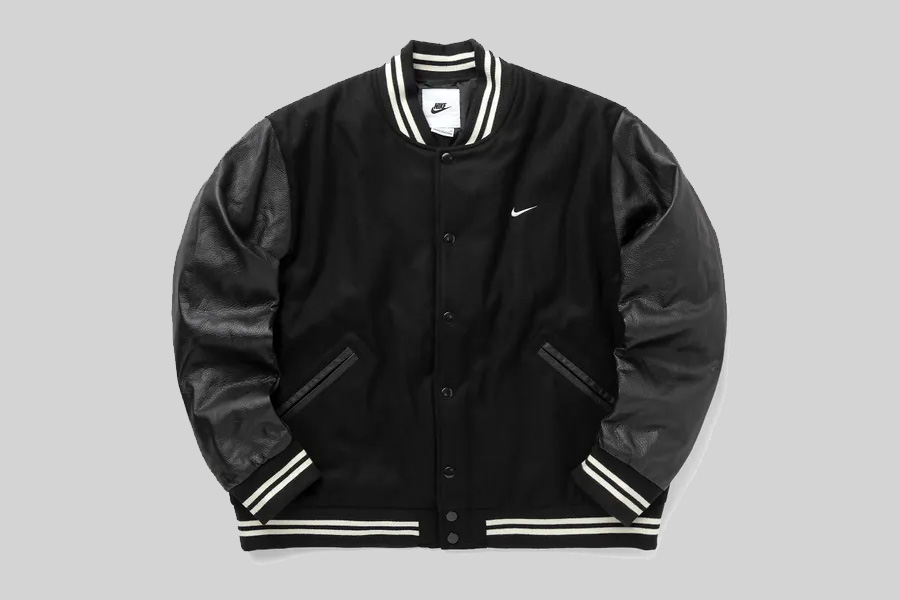 La nuova giacca college di Nike è un grande classico